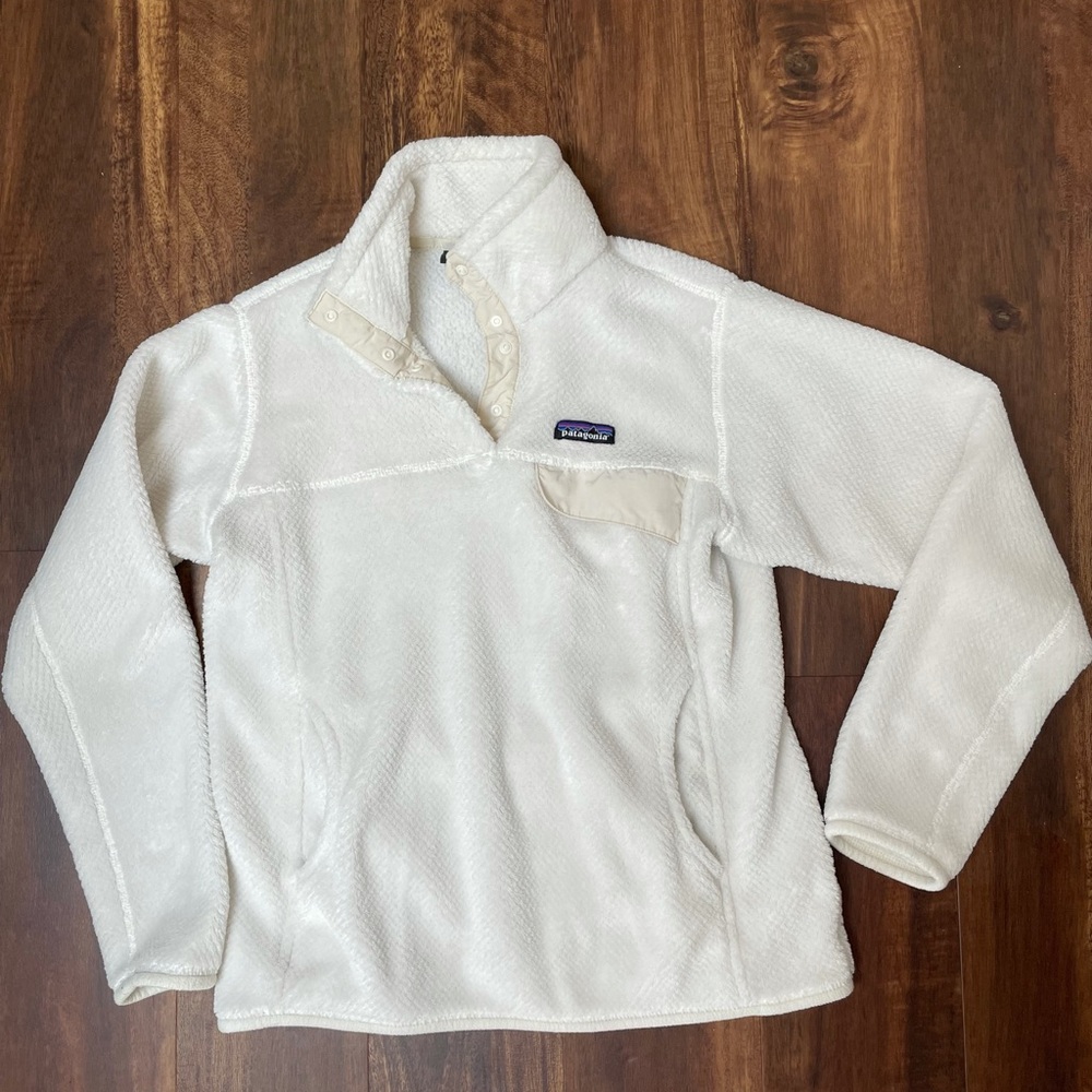 White fuzzy Patagonia pullover sweater